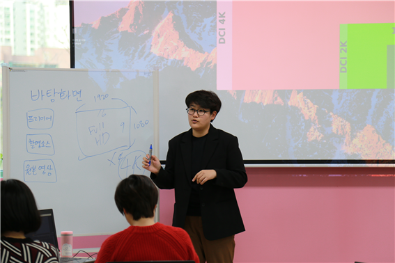 카메라를 든 여자들